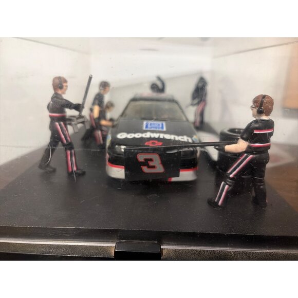 Dale Earnhardt "The Intimidator" Goodwrench NASCAR Diecast Car Pit Crew In Case - Picture 5 of 8